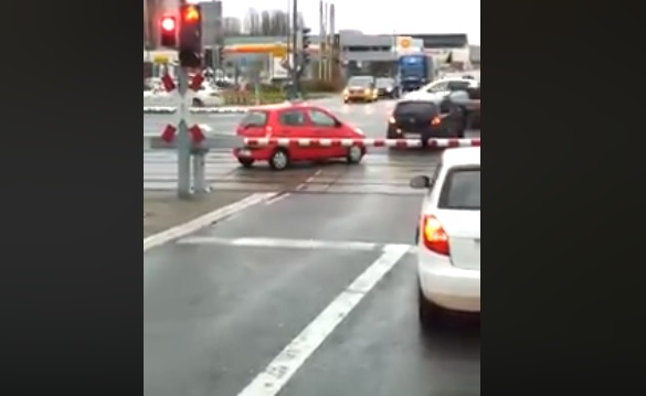 VIDEÓ: Mutatjuk a legdurvább vasúti átjárós átkelést