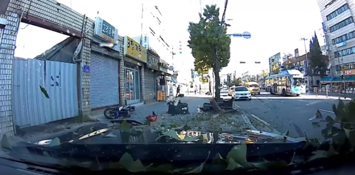 Videó – 180 km/h-s sebességgel versenyeztek a városban, nagyon csúnya vége lett