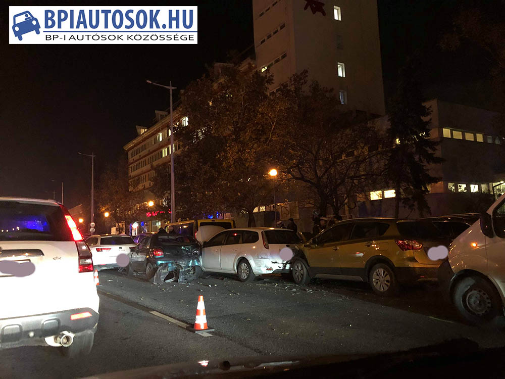 FOTÓK: 10 autó karambolozott a Nagyvárad téren, óriási a torlódás