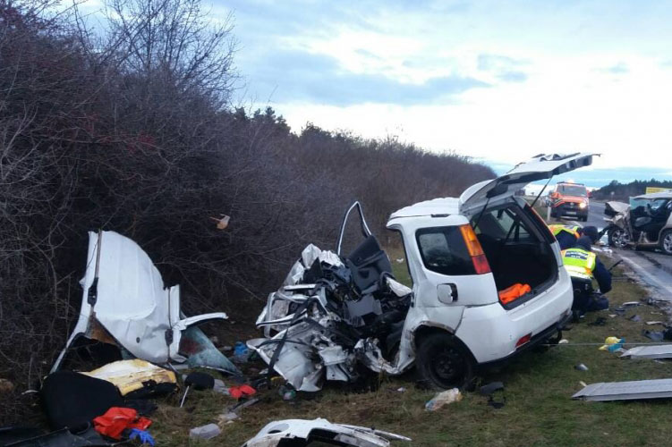 Fotók érkeztek a veszprémi balesetről, amiben kettészakadt az autó az ütközés után