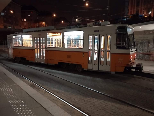 Fotók – Gördeszkával siklattak ki egy villamost Budapesten