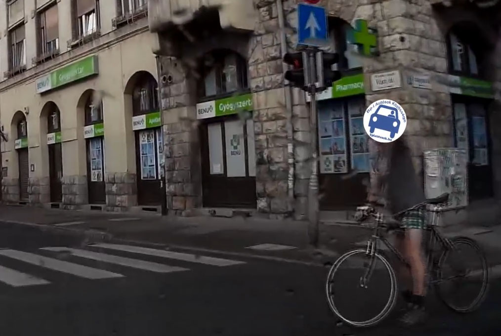 VIDEÓ: Sok kerékpáros hajt át piroson, legyen ez elrettentő, budapesti példa