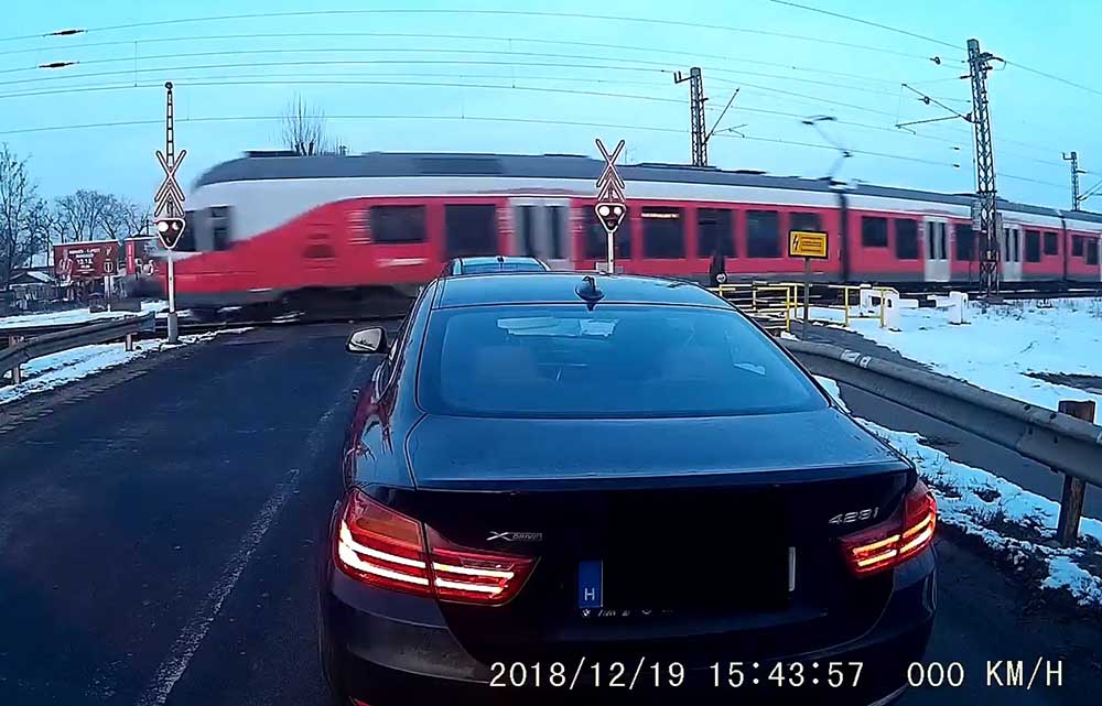 A tahó BMW-s és a normális BMW-s. Ugye, hogy nem kötelező… :)