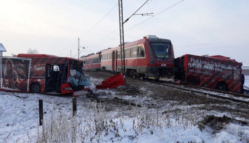 Kettévágott egy buszt a vonat ma délután Szerbiában. Több halott és sérült van