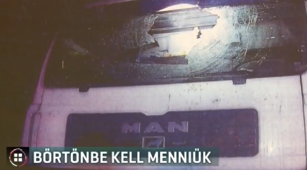 Videó – Letöltendőt kaptak a kamion szélvédőjét cementes zsákkal kidobó fiatalok