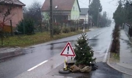 Fotó – Karácsonyfával díszített kátyú Csömörön