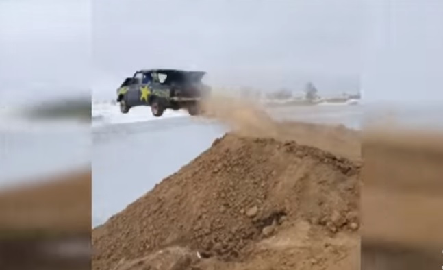 Videó – Oroszország, egy Lada, egy befagyott tó és egy elvetemült pilóta. Nézd meg mi sül ki belőle