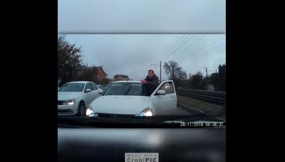 Videó – Az autós meg akart előzni mindenkit, zseniális, ahogy a sor végére küldték!