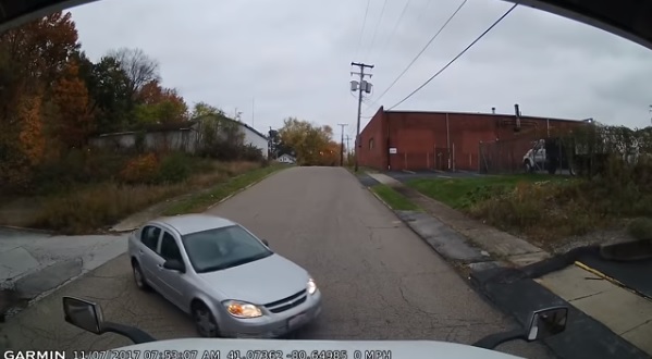 Videó – Az idős hölgy előbb nekiment a kamionnak, aztán összekeverte a gázt a fékkel…