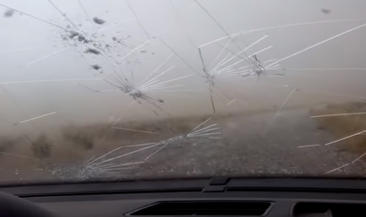 Videó – Az autó és a jégeső sosem voltak barátok, úgy néz ki okkal