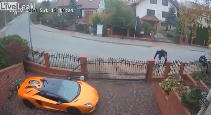 Videó – Aljas módon bemászott a kerítésen, és körbekarcolta a Lambót