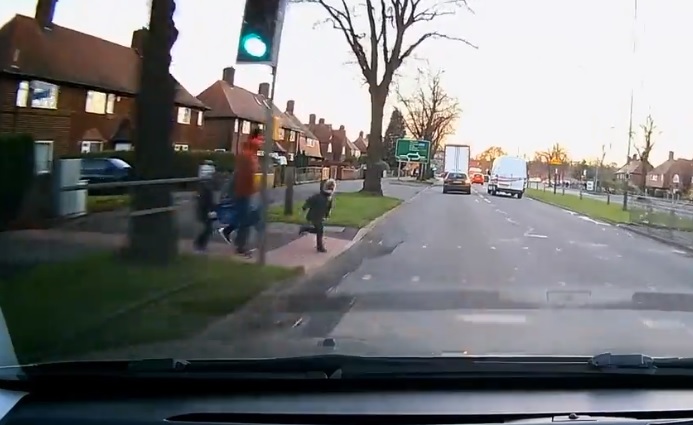 Anglia: Sokkoló, de elképesztően szerencsés baleset (VIDEÓ)