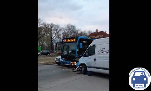 Menetrendszerinti busz és egy kisteher ütközött a 3. kerületben