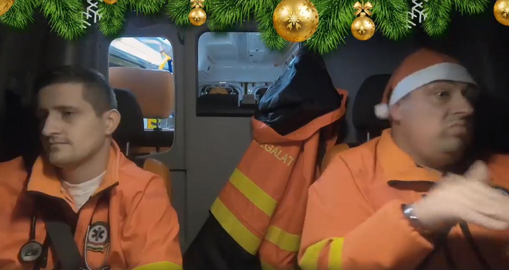Rendhagyóan mókás módon kívánnak kellemes ünnepeket az Országos Mentőszolgálat bajtársai
