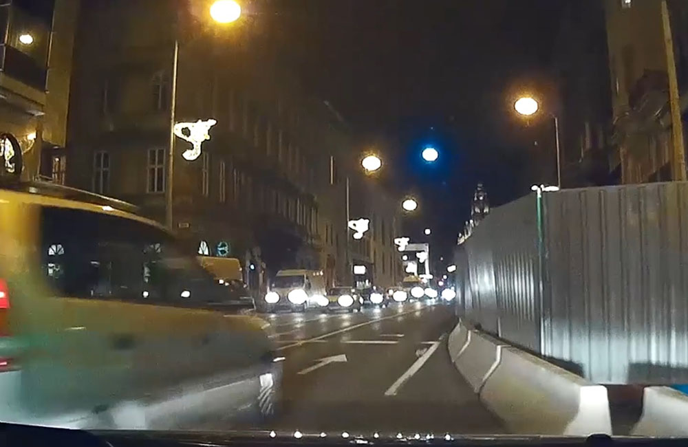 VIDEÓ: Centiken múlt a reccs, mikor az agyatlan autós elszabta a Rákóczi úti sárga sávterelőt. Aztán azonnal egy másik is…