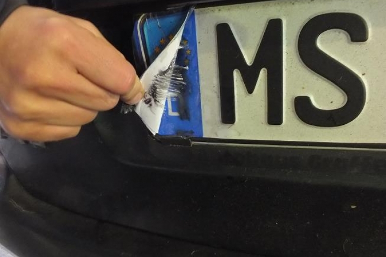 Átragasztotta a rendszámon a felségjelzést, így akart kijutni az országból