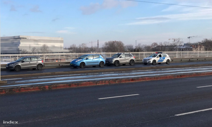 Megállt, kiszállt, majd a Dunába ugrott az Árpád hídról