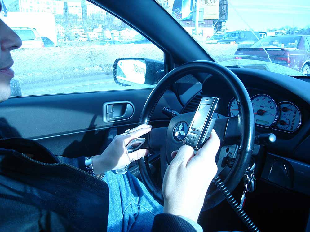 Elveszik a jogsiját annak, aki vezetés közben mobilozik Romániában