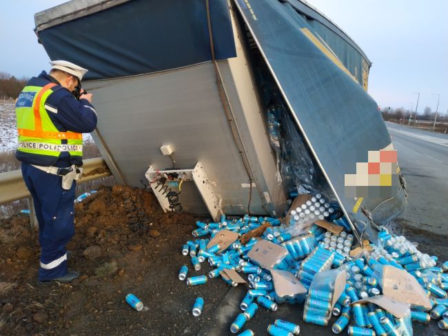 Elszabadult a pótkocsi, kifolyt a sör a 37-esen