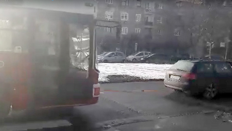 Videó – Elhúzta az audis a lerobbant trolibuszt- a Bkv figyelmeztetésben részesítette a buszvezetőt