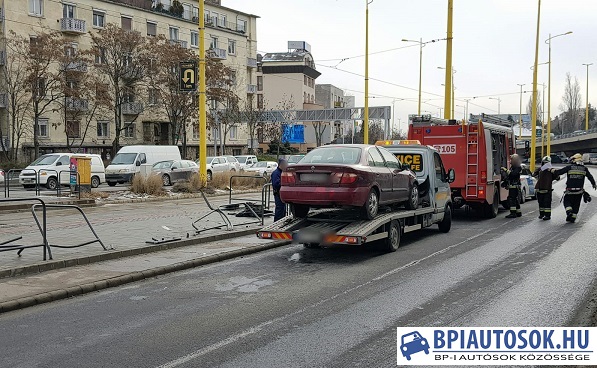 Fotók – Villamosmegállóba csapódott egy autó a BAH csomópontnál