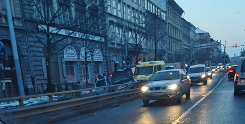 Szalagkorlátnak ütközött egy autó reggel a 6.kerületében a Bajcsy-Zsilinszky úton