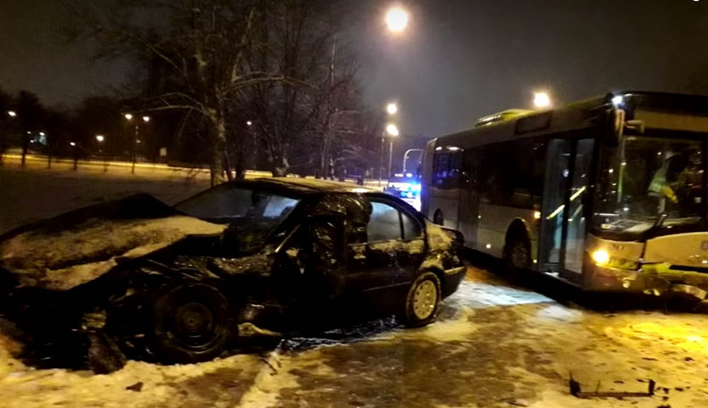 VIDEÓ: Ez a közúton driftelgetés most nem végződött jól