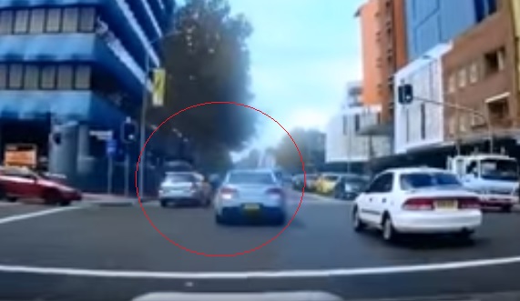Videó – Te is utálod, ha a kanyarodósávból vágnak be eléd? Ez a videó tetszeni fog