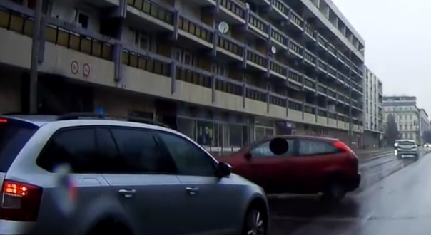 Videó – Kézifékes megfordulás forgalomban, záróvonalon, bravo…