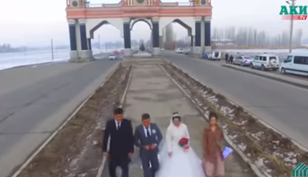 Videó – Brutál baleset az esküvői videón