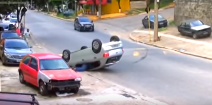 Videó – Ezt megszívta! Van az úgy, hogy csak az utolsó pillanatban veszed észre a fekvőrendőrt