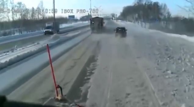 Videó – Óriásit hibázott a hókotrót előző autós