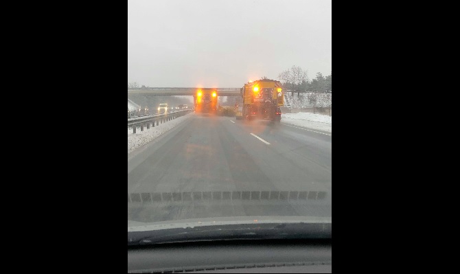 Videó – Az M5-ön síkosságmentesítést végző konvojjal kapcsolatban kérdezett olvasónk