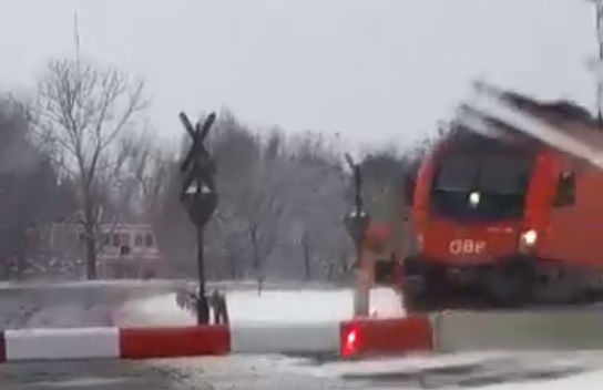 Videóra vették, ahogy a vonat letarol egy hókotrót Komáromban