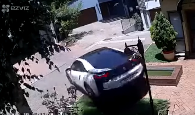 Videó – Balul sült el a tolatás, letarolta a kertet az i8-al