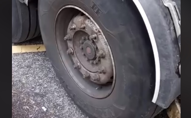 Videó – Alig volt rögzítve a lengyel kamion kereke- A rendőrök szúrták ki
