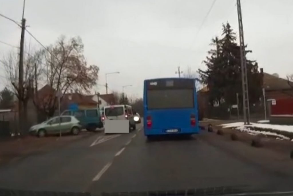 Frontális balesetet okozott kis-híján a sietős kisbusz