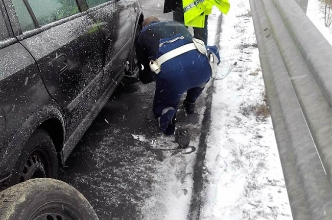 Bajba jutott idős sofőrnek segítettek a hajdú-bihari rendőrök