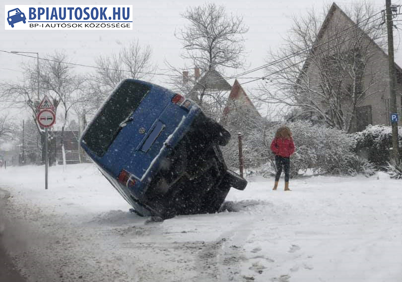 Árokba borult kisbusz a 17. kerületben, a Péceli úton