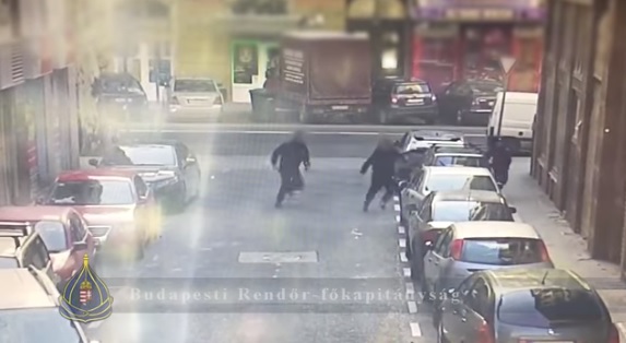 Videó – Így kapták el a rendőrök Renátót, aki félmillió forintot lopott egy parkoló autóból