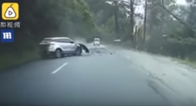 Videó – Hegyről lezúduló hatalmas szikla zúzta össze az autót