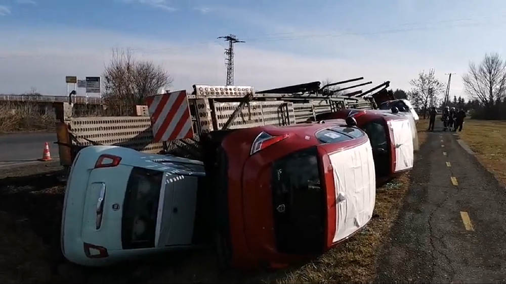 Videó a 86-son felburult autószállító trélerről