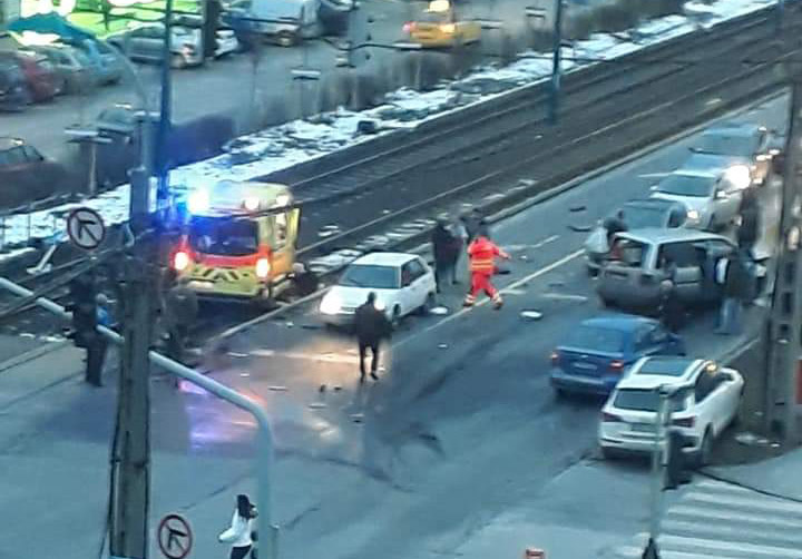 Fotók: Mentőautó szenvedett balesetet a 18. kerületben