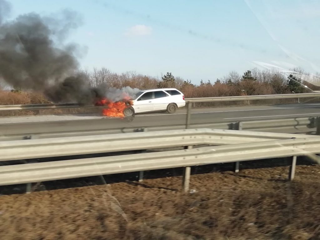Kigyulladt autó az M0-son