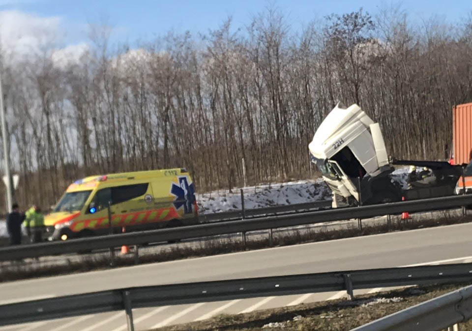 Fotók: Baleset az M0-son Kistarcsánál, az M5 felé