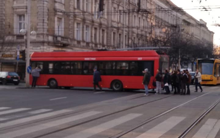 Ismét segítségre szorult egy troli, de most nem volt Audi a közelben