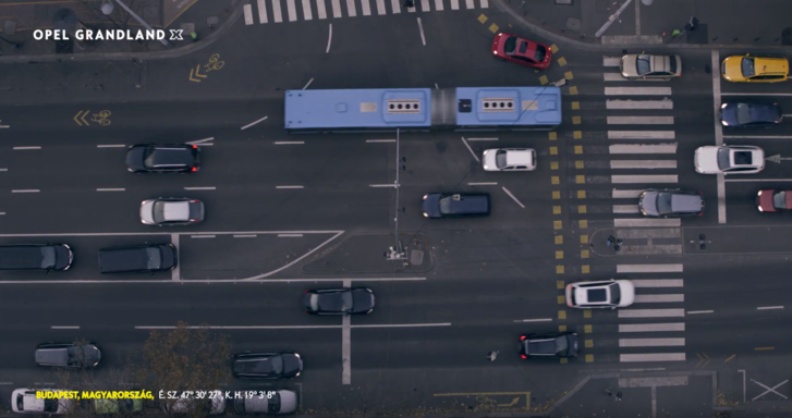 Videó – Magyar siker: budapesti kátyúkon élcelődik az Opel új, német reklámja