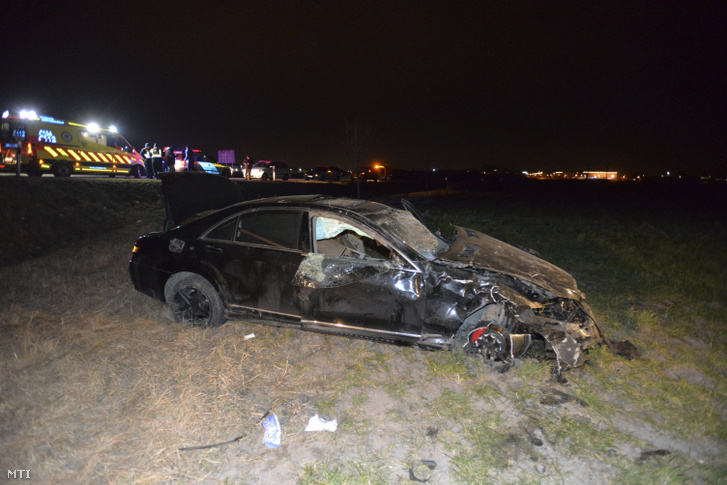 VIDEÓ: 180 km/h körüli sebességgel vágódtak a körforgalomba az éjjel, Szigetszentmiklósnál