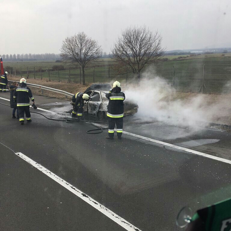 Videó – Hatalmas lángokkal égett egy autó az M3-as autópályán