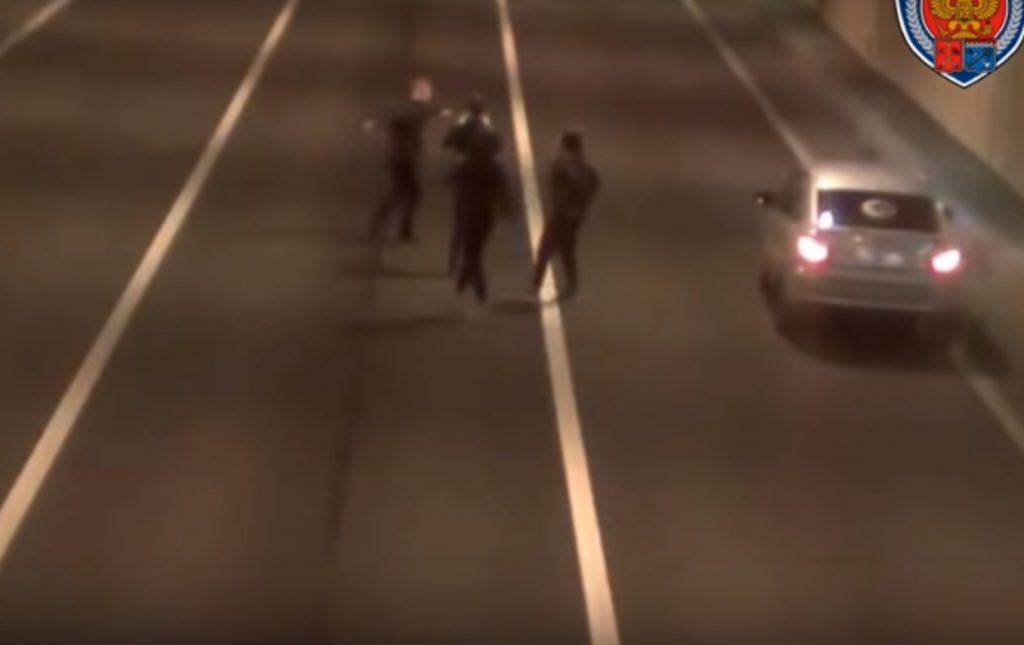 VIDEÓ: Az alagút idiótái és a kamionok